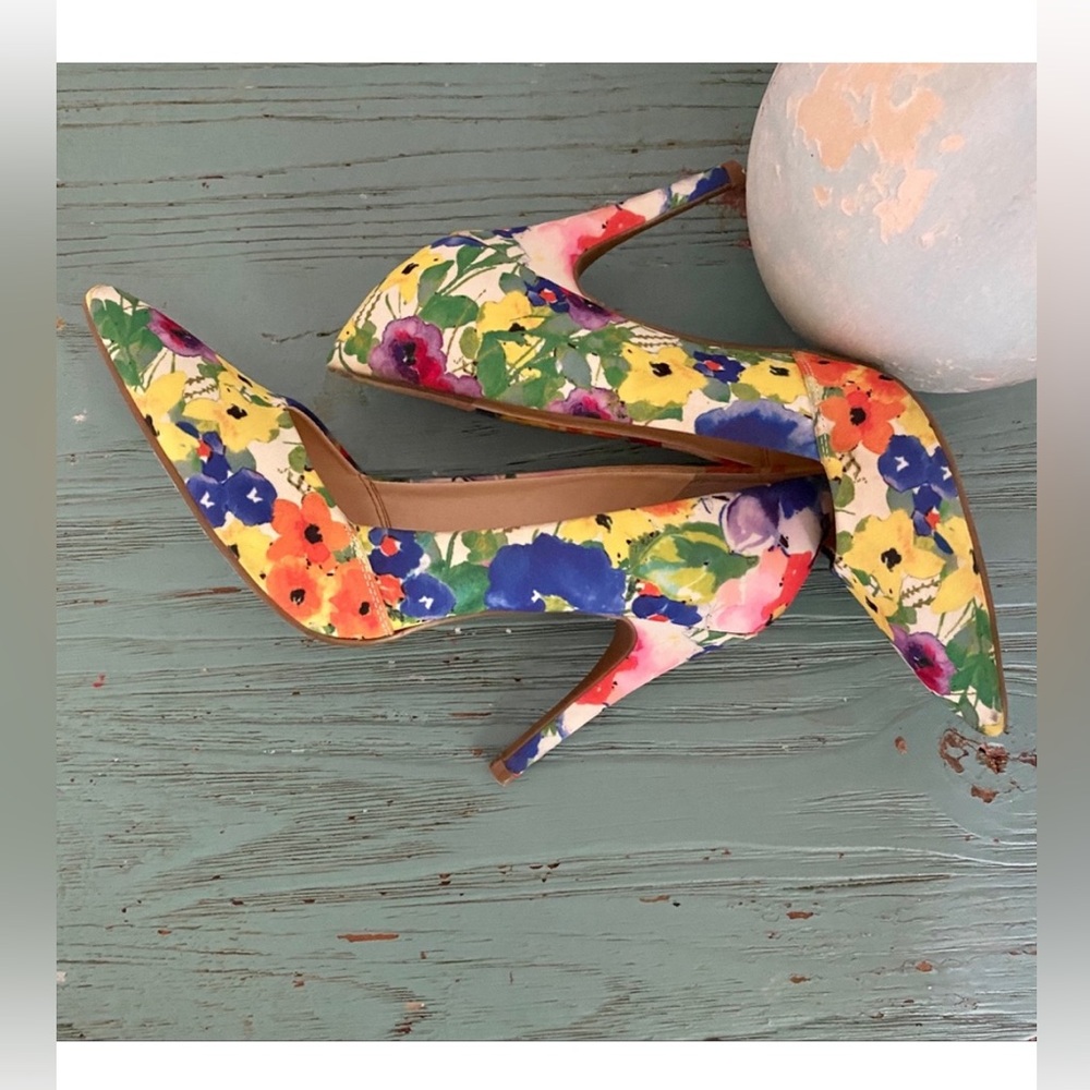 Guess Floral pointed toe heels. Sz 8.5